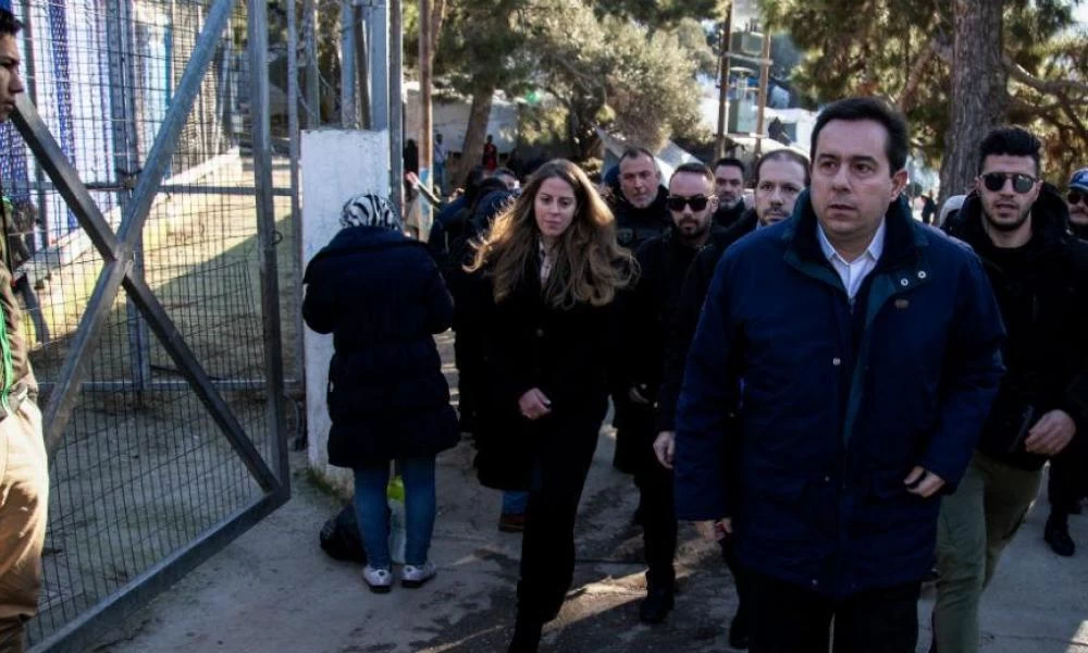 Μηταράκης στα εγκαίνια για την νέα κλειστή ελεγχόμενη δομή 3.000 φιλοξενούμενων: «Σήμερα η Σάμος "ησυχάζει"»